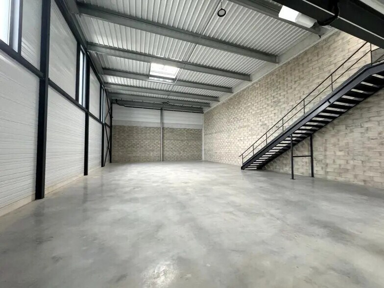 27 Avenue Du Gros Chene, Éragny for lease - Interior Photo - Image 2 of 16