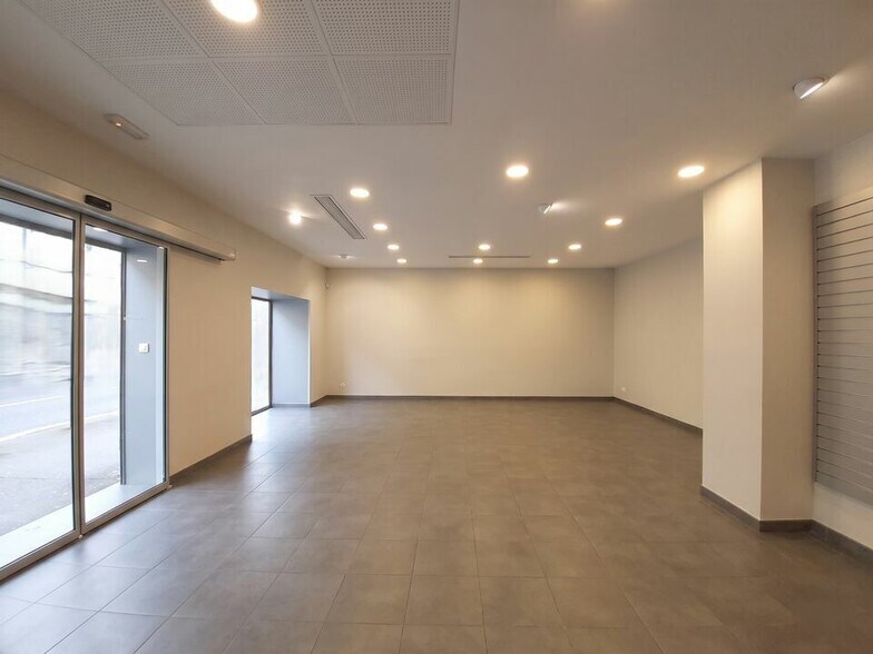 Retail in Nice for sale - Interior Photo - Image 2 of 3