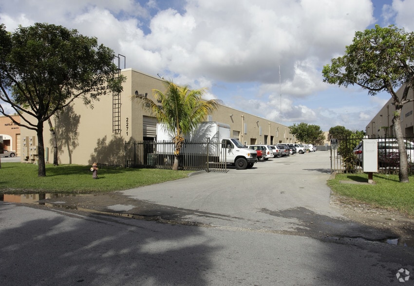 2271 W 80th St, Hialeah, FL à vendre - Photo du bâtiment - Image 3 de 5