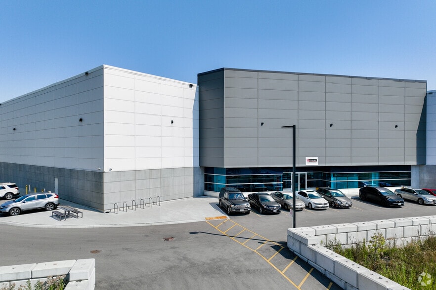 Meadowvale Exchange portefeuille de 4 propriétés à vendre sur LoopNet.ca - Photo principale - Image 3 de 4