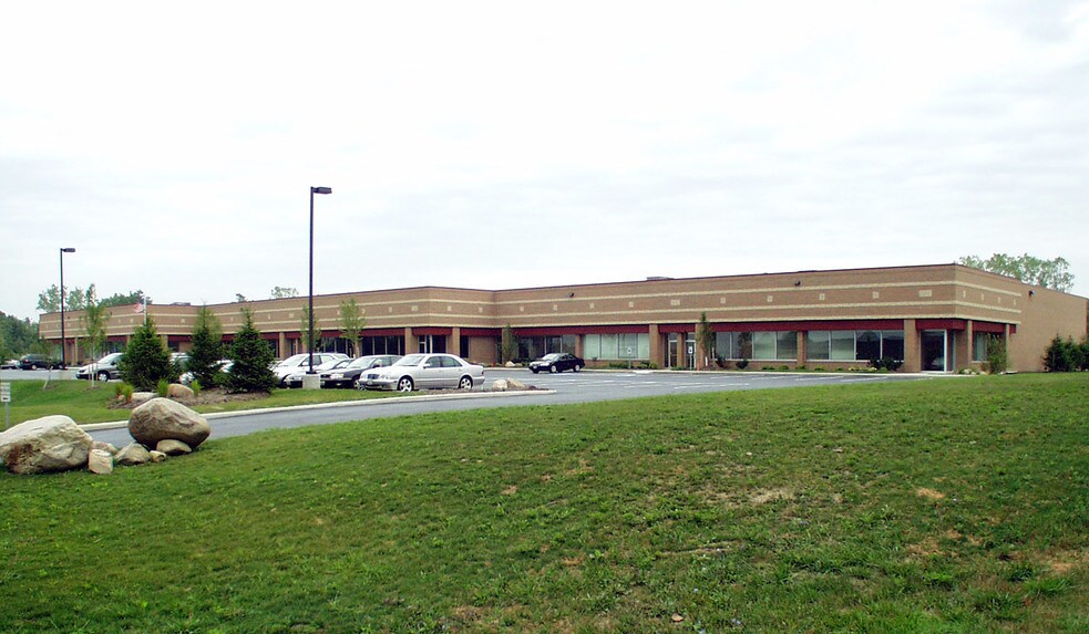 17295 Foltz Industrial Pky, Strongsville, OH à louer - Photo du bâtiment - Image 2 de 17