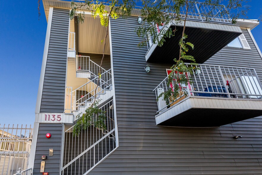 1135 Raymond Ave, Long Beach, CA à vendre - Photo du bâtiment - Image 1 de 14