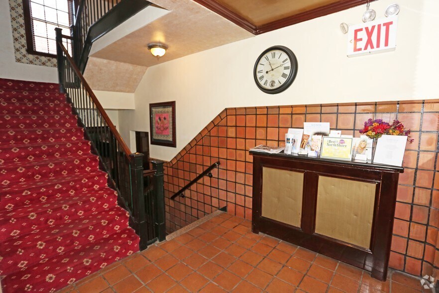 8 Bond St, Great Neck, NY à louer - Hall d’entrée - Image 2 de 4
