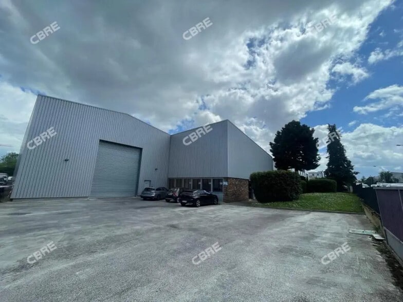 Office in Morangis for lease - Building Photo - Image 1 of 8