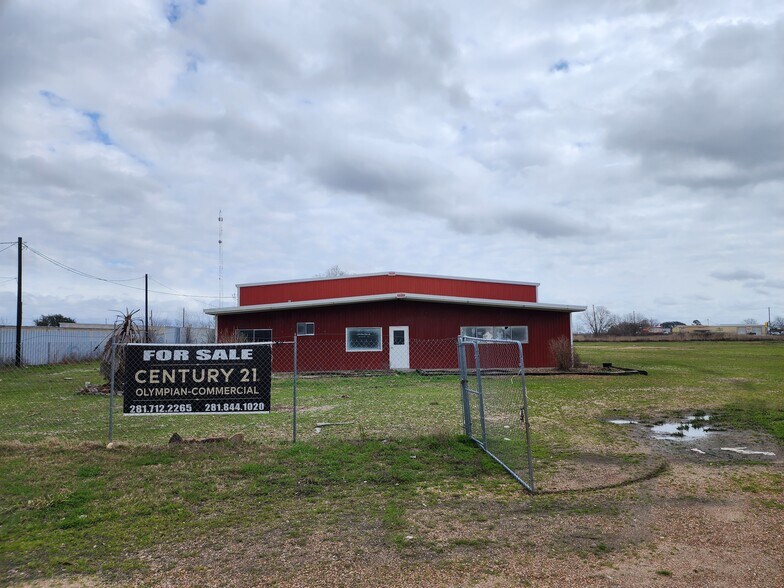 204 Glen Flora Rd, Eagle Lake, TX à vendre - Photo du bâtiment - Image 3 de 28