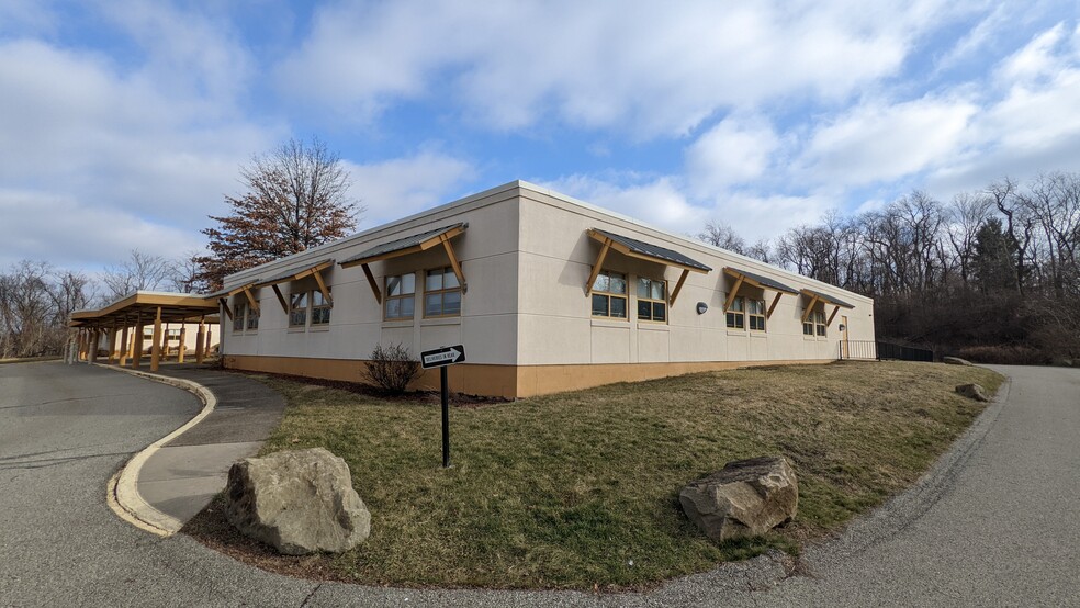 3800 Oakleaf Rd, Brentwood, PA for lease - Building Photo - Image 1 of 7