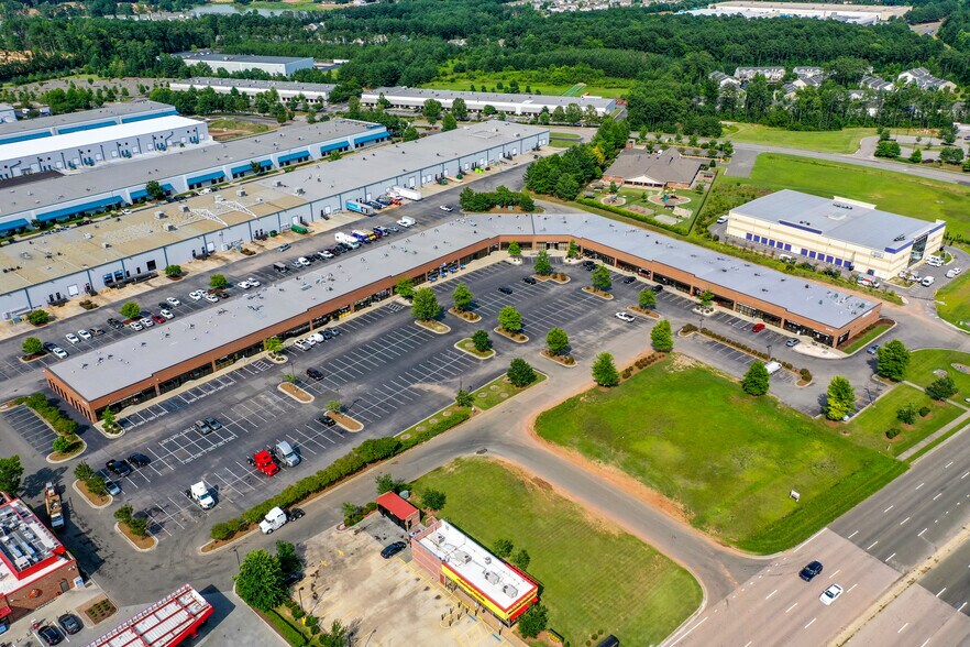 2945 S Miami Blvd, Durham, NC à louer - Photo du bâtiment - Image 2 de 7