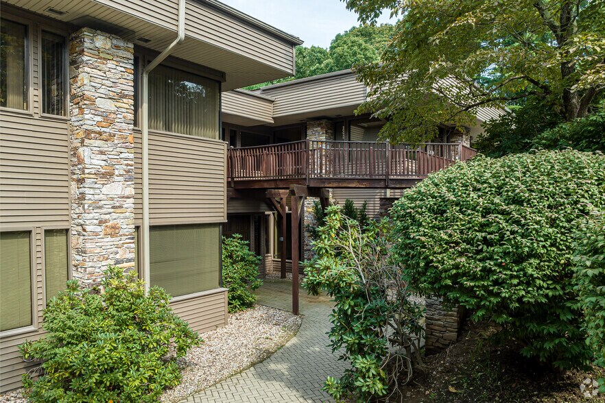 35 Tower Ln, Avon, CT à louer - Photo du bâtiment - Image 3 de 24