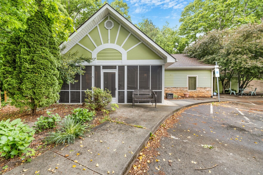 364 Weaverville Rd, Asheville, NC à vendre - Photo du bâtiment - Image 2 de 35