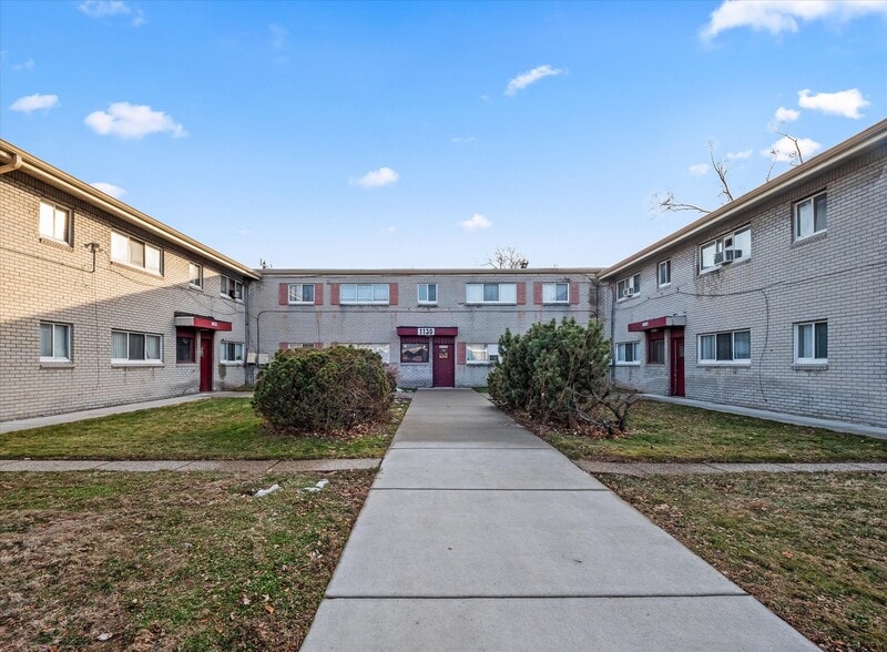 1130 E Woodward Heights Blvd, Hazel Park, MI à vendre - Photo du bâtiment - Image 2 de 7