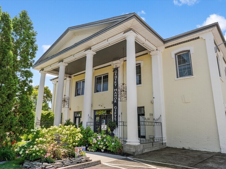 9 Park St, Chatham, ON for sale - Primary Photo - Image 1 of 55