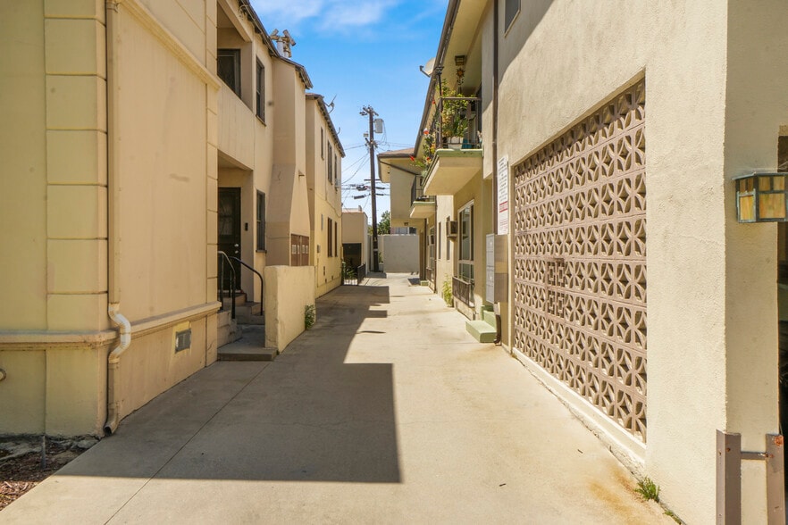 1217 S Orange Grove Ave, Los Angeles, CA à vendre - Photo du bâtiment - Image 3 de 19