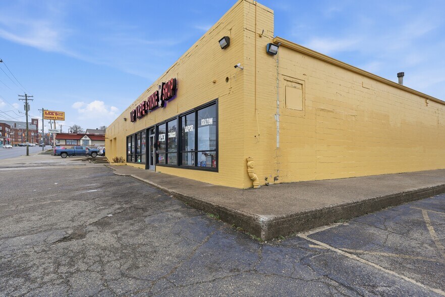 Montgomery Rd & Land Portfolio Sale portefeuille de 2 propriétés à vendre sur LoopNet.ca - Photo du bâtiment - Image 3 de 23