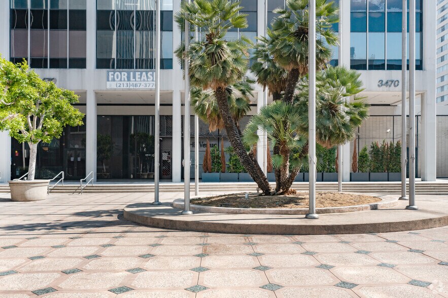 3470 Wilshire Blvd, Los Angeles, CA à louer - Photo du bâtiment - Image 3 de 9
