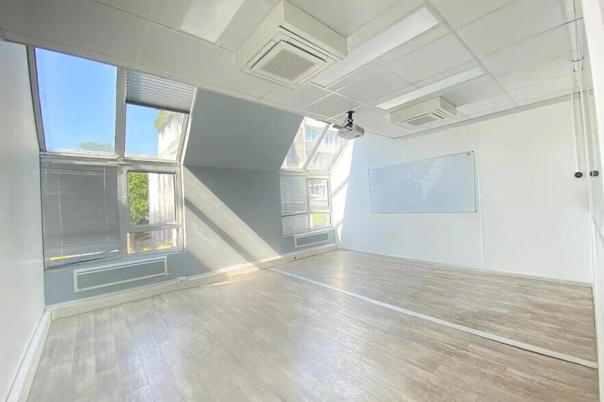 Bureau dans Boulogne-Billancourt à louer - Photo du bâtiment - Image 2 de 12