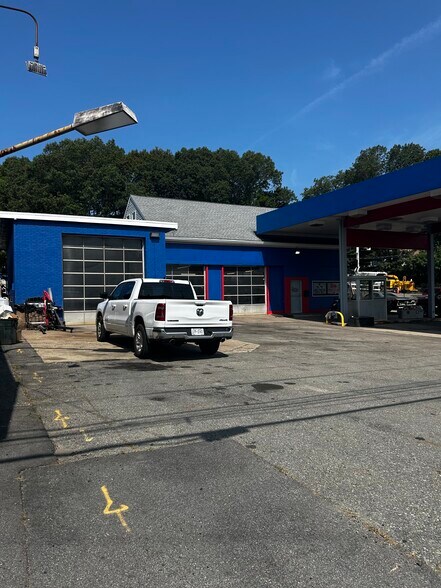 1208 Smithfield Ave, Lincoln, RI à vendre - Photo du bâtiment - Image 2 de 23