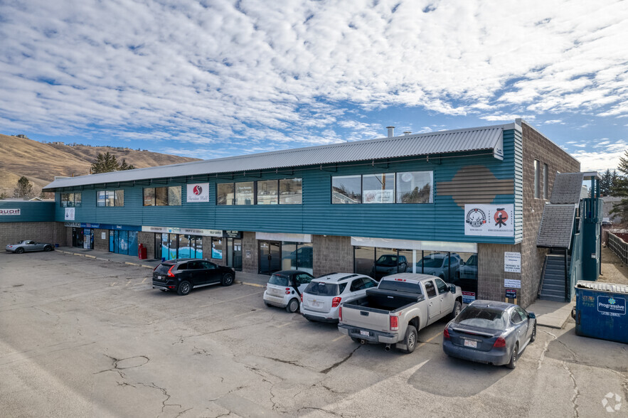 118 1st Ave W, Cochrane, AB for sale - Primary Photo - Image 1 of 1