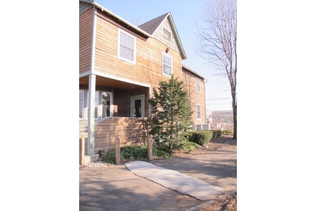 390 Commerce Dr, Fort Washington, PA à louer - Photo du bâtiment - Image 2 de 5