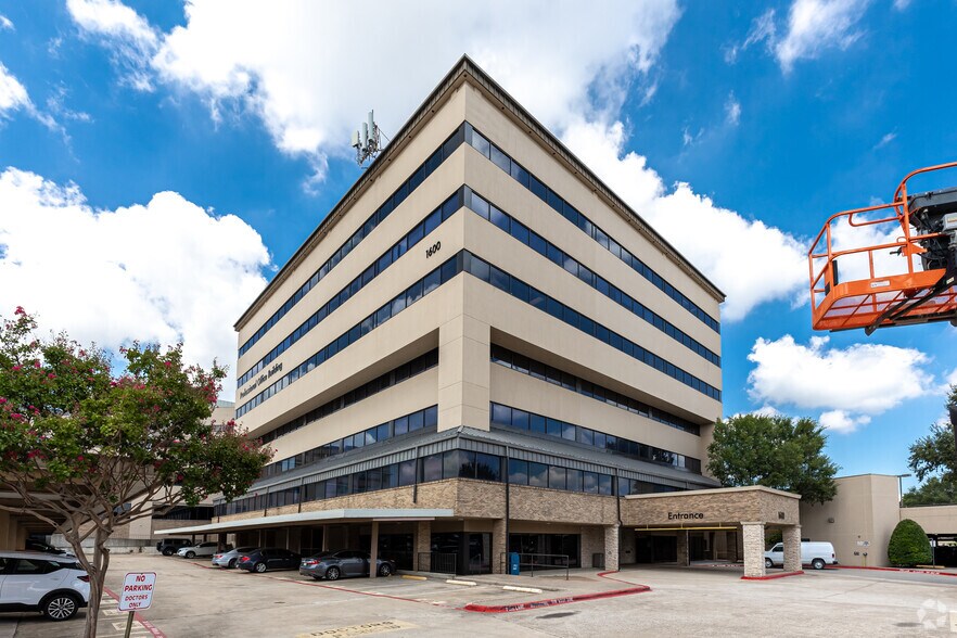 1600 W College St, Grapevine, TX à louer - Photo du bâtiment - Image 2 de 6