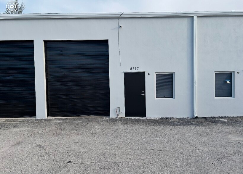 5713-5727 NE 14th Ave, Fort Lauderdale, FL à louer - Photo du bâtiment - Image 3 de 8