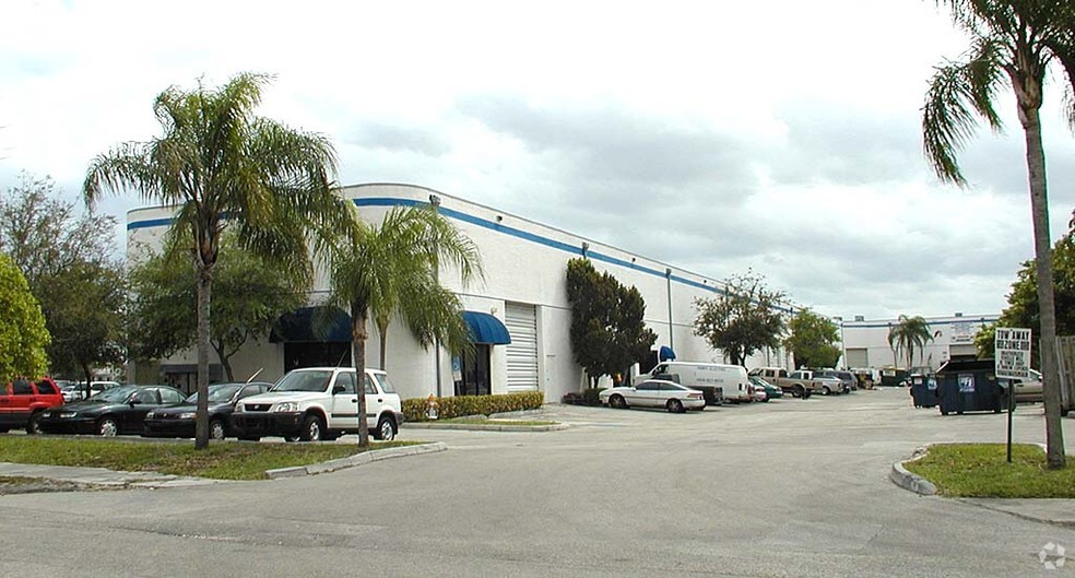 2046 Mckinley St, Hollywood, FL for lease - Building Photo - Image 2 of 4