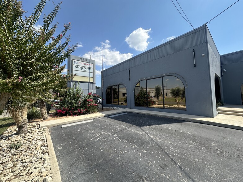 950 Isom Rd, San Antonio, TX for lease - Primary Photo - Image 1 of 3