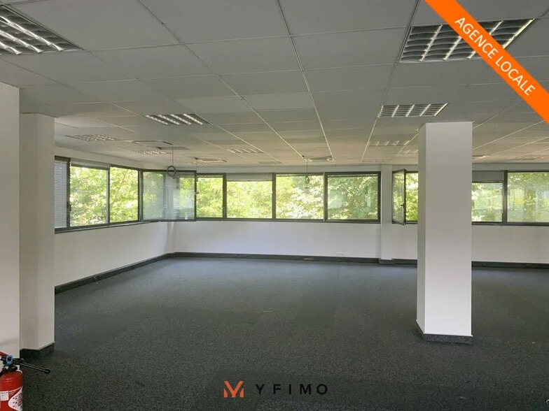 Office in Élancourt for lease - Interior Photo - Image 1 of 4