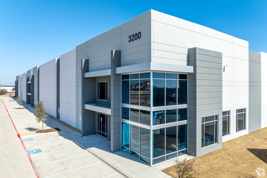 3210 N Central Expy, McKinney, TX à louer - Photo du bâtiment - Image 1 de 28