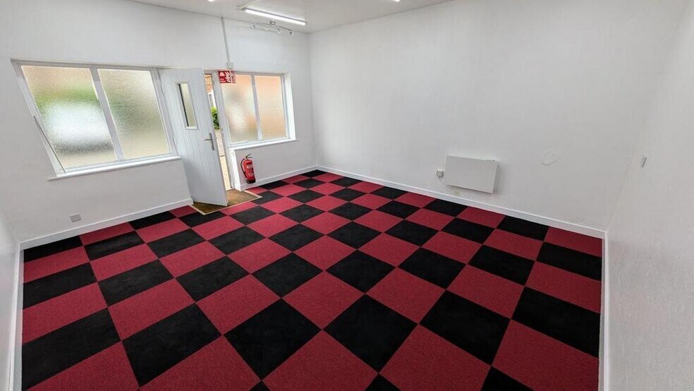 Sample Oak Ln, Chilworth à louer - Photo du bâtiment - Image 3 de 4