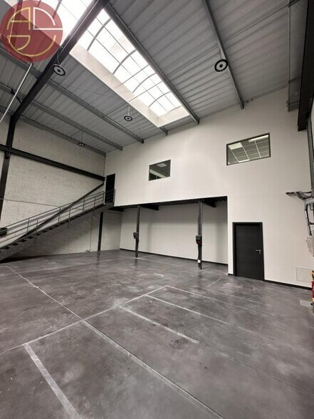 Industrial in Colomiers for lease - Interior Photo - Image 1 of 13