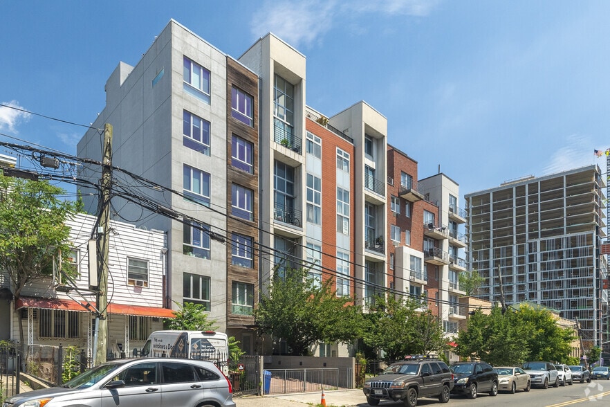 65 Maspeth Ave, Brooklyn, NY for lease - Building Photo - Image 3 of 4