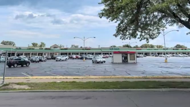 26180-26390 Eastgate Blvd, Roseville, MI for lease - Building Photo - Image 2 of 6