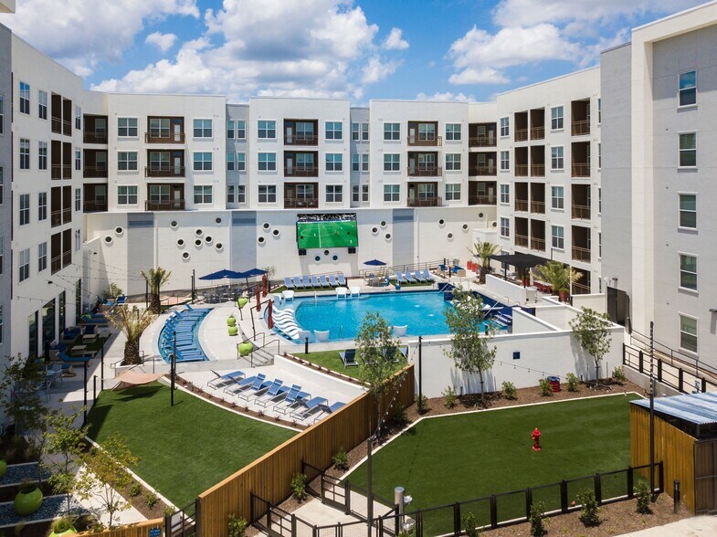 200 Springtown Way, San Marcos, TX à louer - Photo du bâtiment - Image 2 de 22