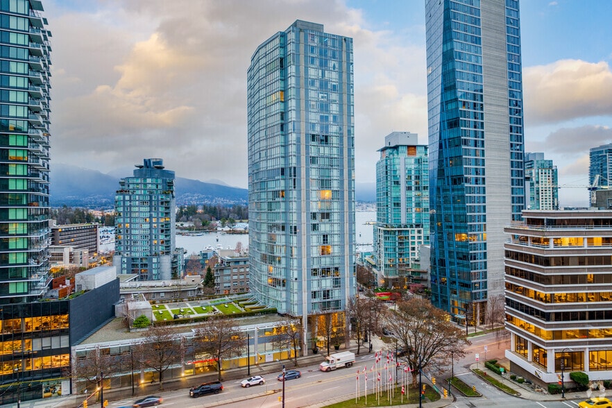 1555 Pender St W, Vancouver, BC à louer - Photo du bâtiment - Image 3 de 12