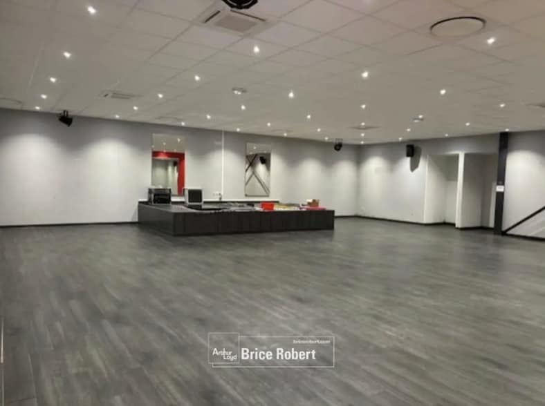 Flex in Miribel for lease - Interior Photo - Image 2 of 6