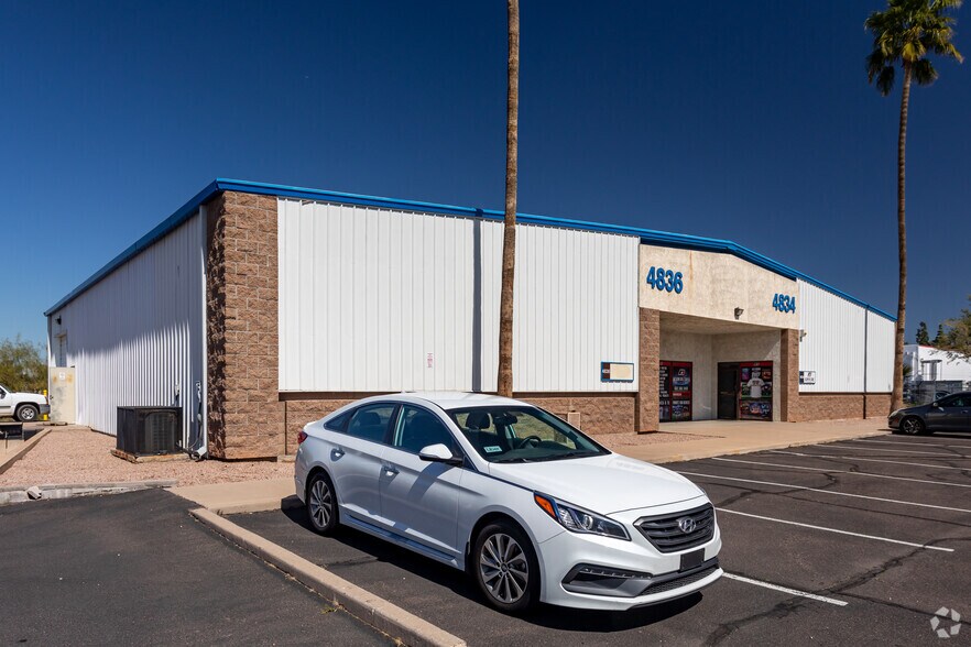 5002 S 40th St, Phoenix, AZ à louer - Photo du bâtiment - Image 1 de 5