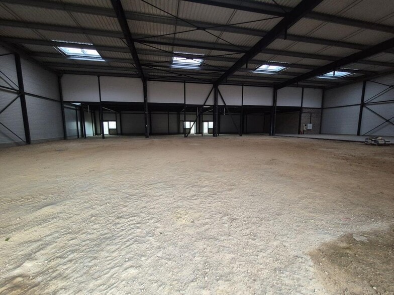 Industrial in Louvres for lease - Interior Photo - Image 3 of 4