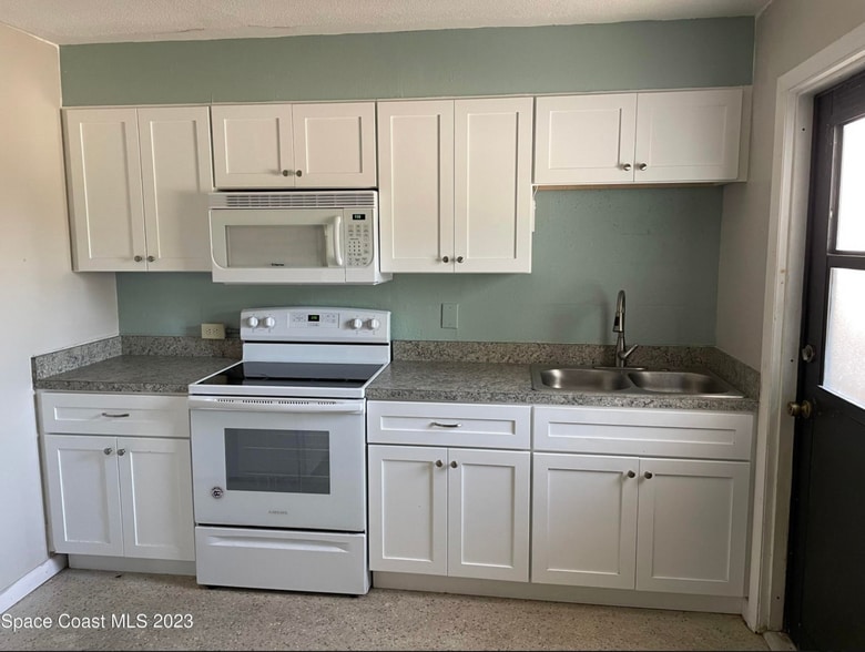 404 Harrison Ave, Cape Canaveral, FL for sale - Primary Photo - Image 3 of 8