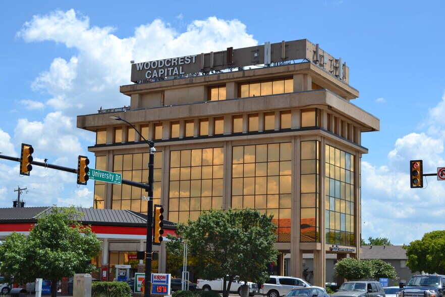 3113 S University Dr, Fort Worth, TX à louer - Photo du bâtiment - Image 2 de 10