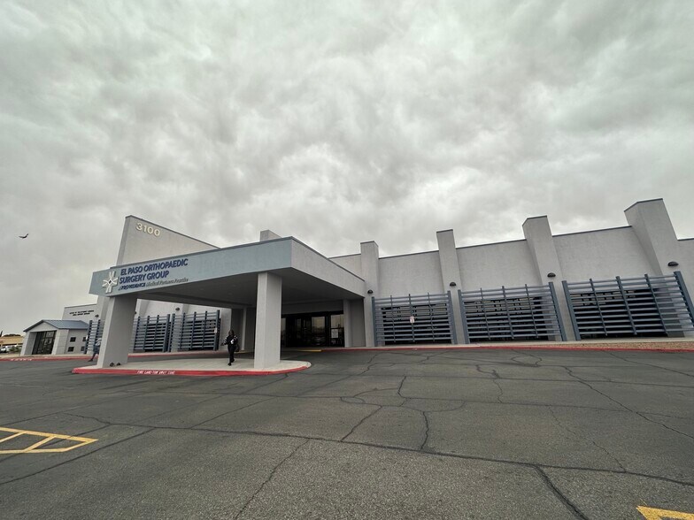 3160 N Lee Trevino Dr, El Paso, TX à louer - Photo du bâtiment - Image 2 de 19