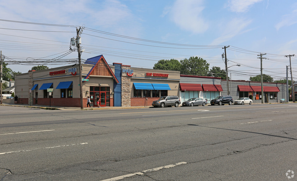 535-541 Old Country Rd, Westbury, NY for sale - Primary Photo - Image 1 of 1