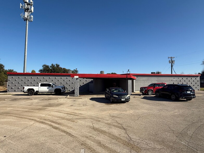 2020 Saturn Rd, Garland, TX à vendre - Photo du bâtiment - Image 2 de 14