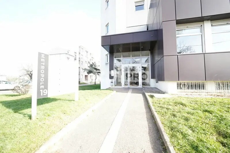 19 Rue Victor Hugo, Vénissieux à louer - Photo du bâtiment - Image 3 de 13