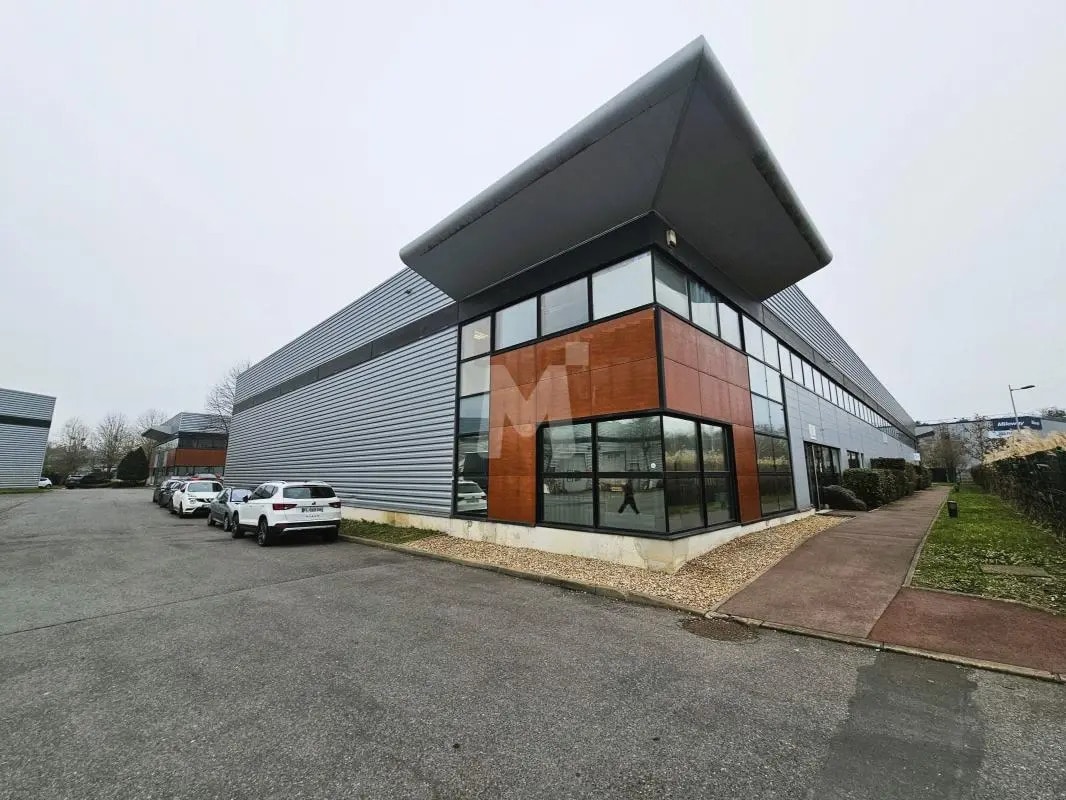 Office in Lisses for lease Building Photo- Image 1 of 12