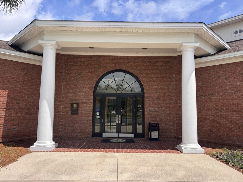 227 Gateway Center Blvd, Brunswick, GA for lease - Building Photo - Image 2 of 11