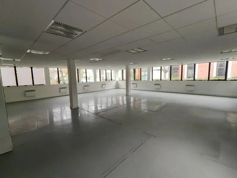 21 Rue Albert Calmette, Jouy-en-Josas for lease - Building Photo - Image 3 of 12