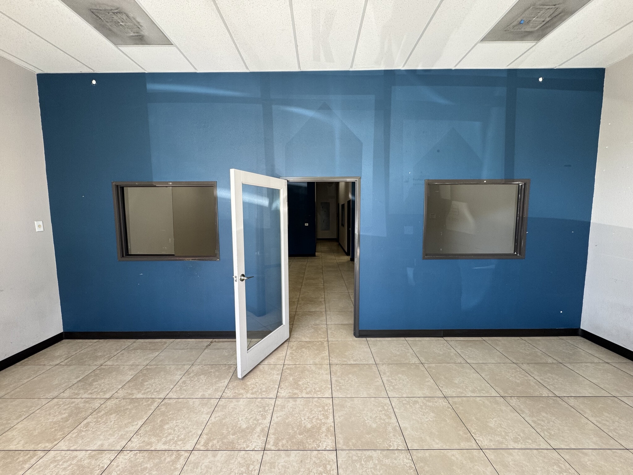 10660 Sierra Ave, Fontana, CA for lease Interior Photo- Image 1 of 5