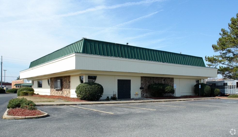 201-223 N Berkeley Blvd, Goldsboro, NC for lease - Primary Photo - Image 2 of 3
