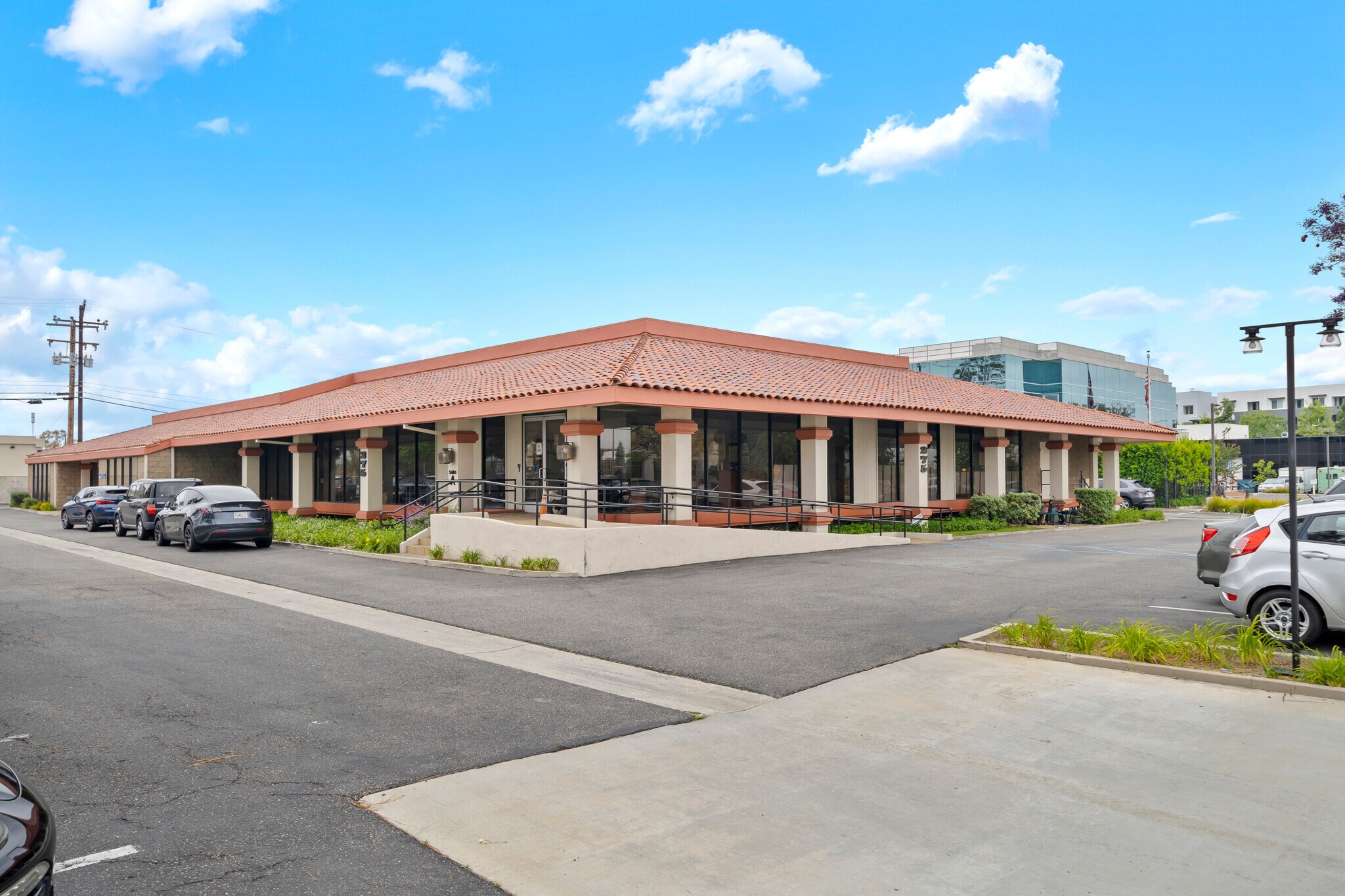 275 E Baker St, Costa Mesa, CA à vendre Photo du bâtiment- Image 1 de 10