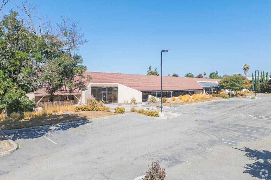 4800 Patrick Henry Dr, Santa Clara, CA à louer - Photo du bâtiment - Image 2 de 11